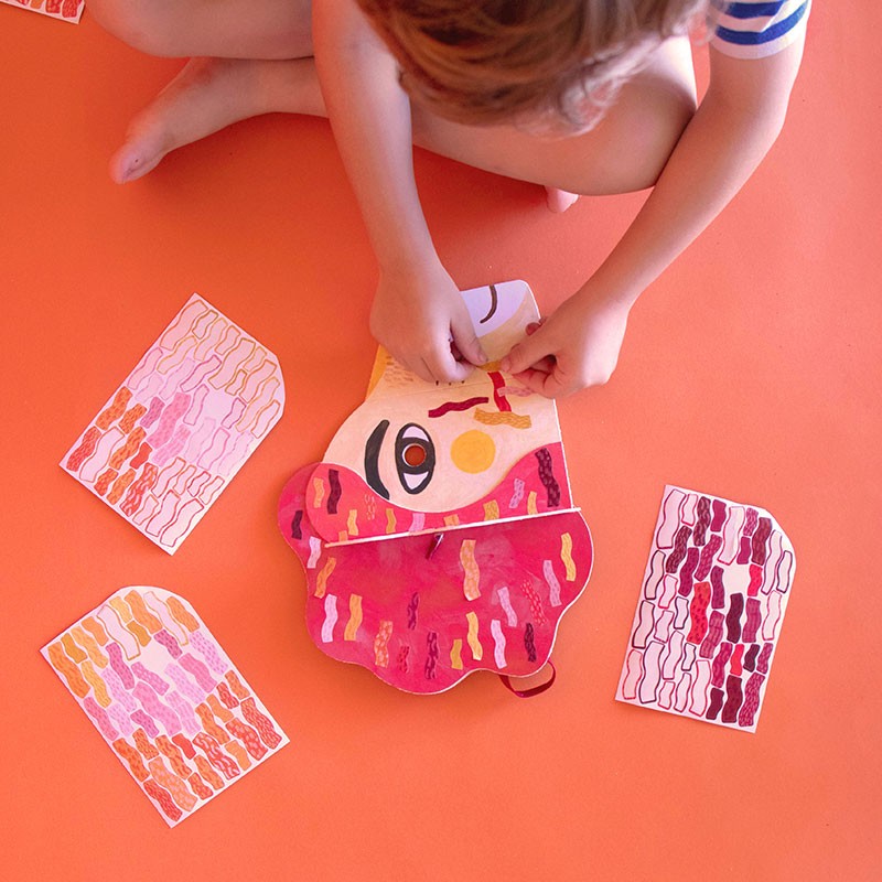 máscara de león y pegatinas